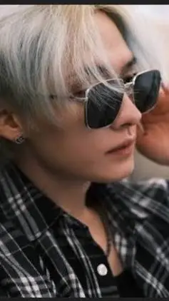 ai character: Lee know  background