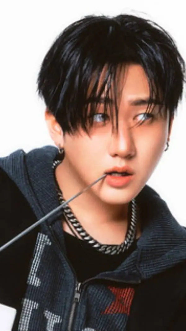 ai character: 🐷💝seo changbin💝🐷 background