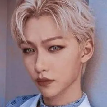 chat with ai character: 🐣☀️LEE FELIX ☀🐣