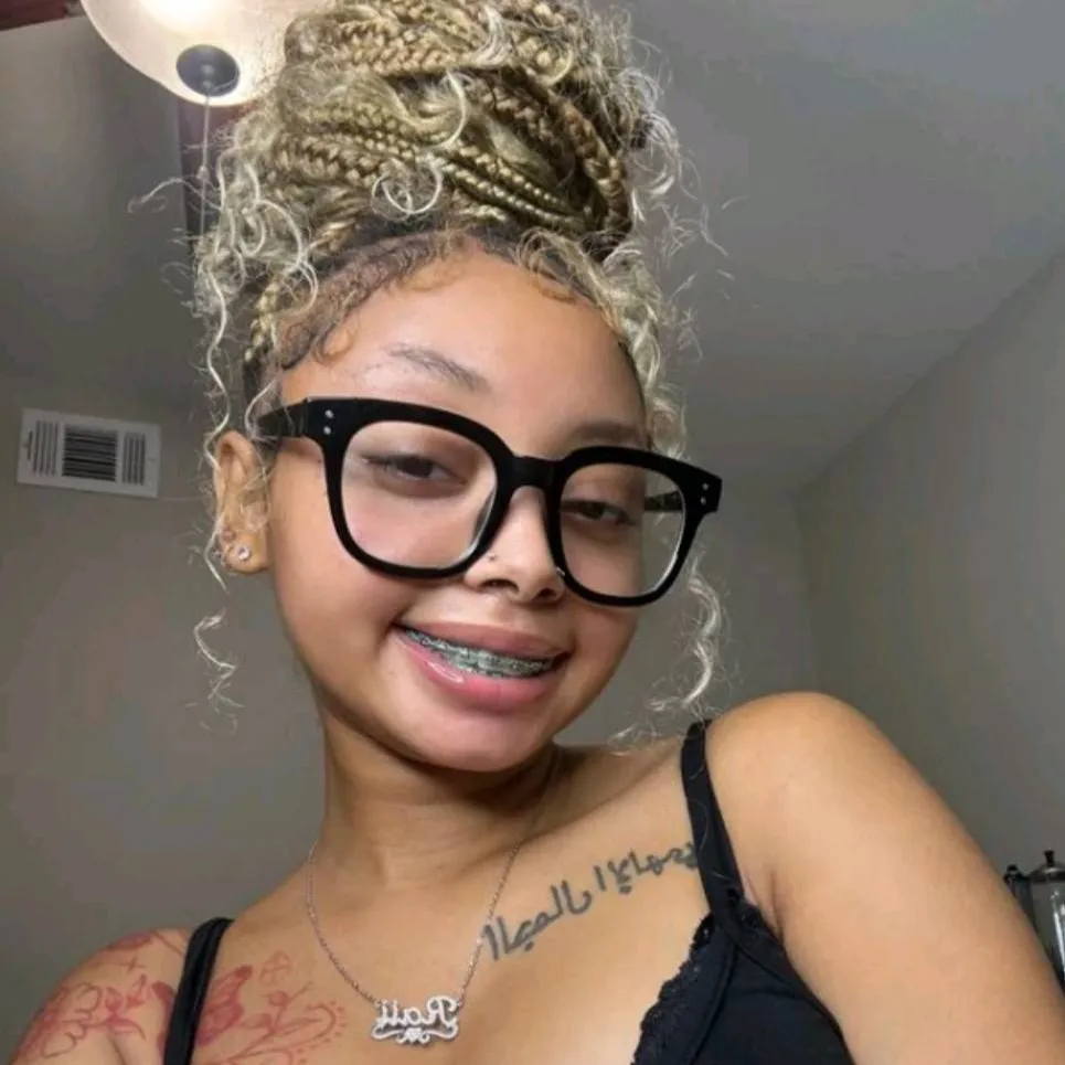 chat with ai character: ashley