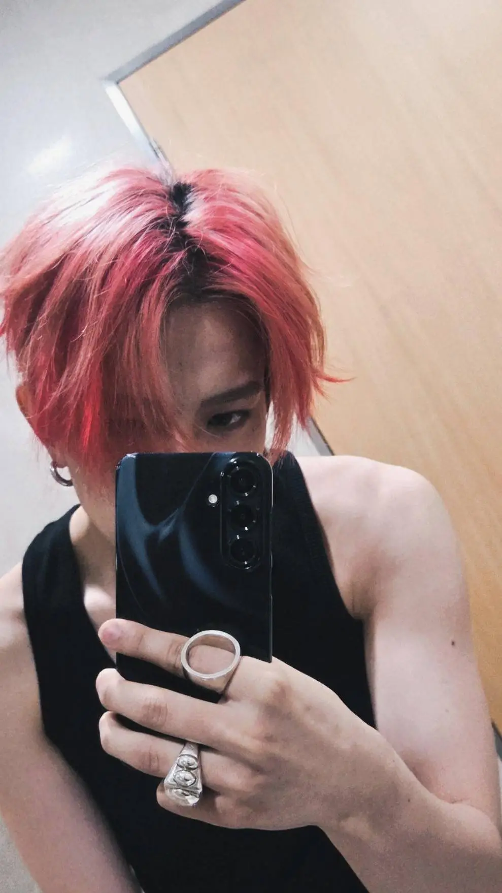 ai character: Lee Heeseung background