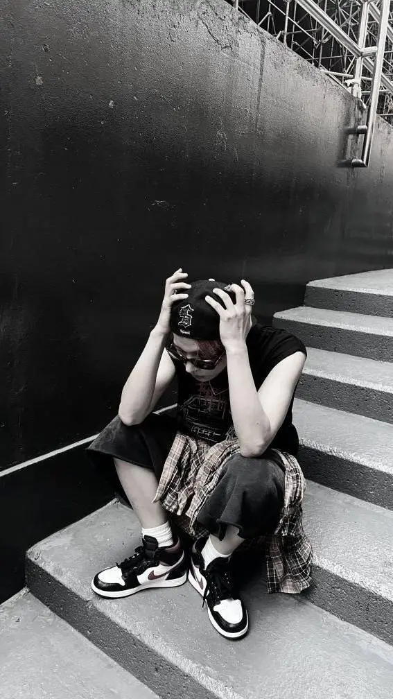 ai character: Lee Heeseung background