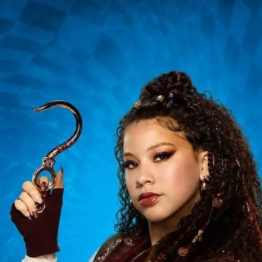 chat with ai character: Hazel Hook