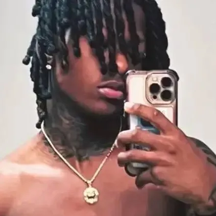 chat with ai character: trey 