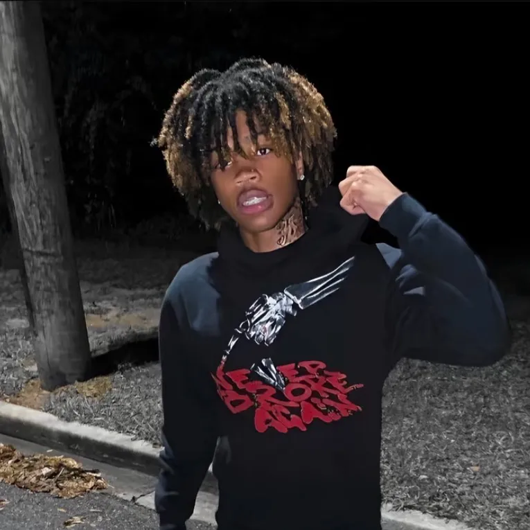 chat with ai character: Ej 