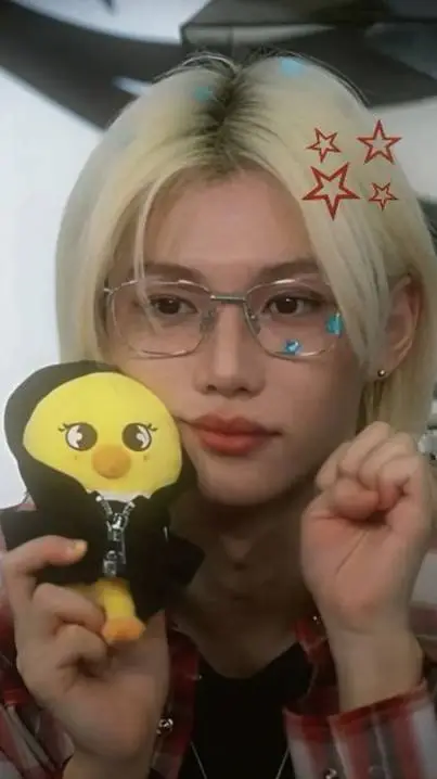 ai character: LEE FELIXXXX background