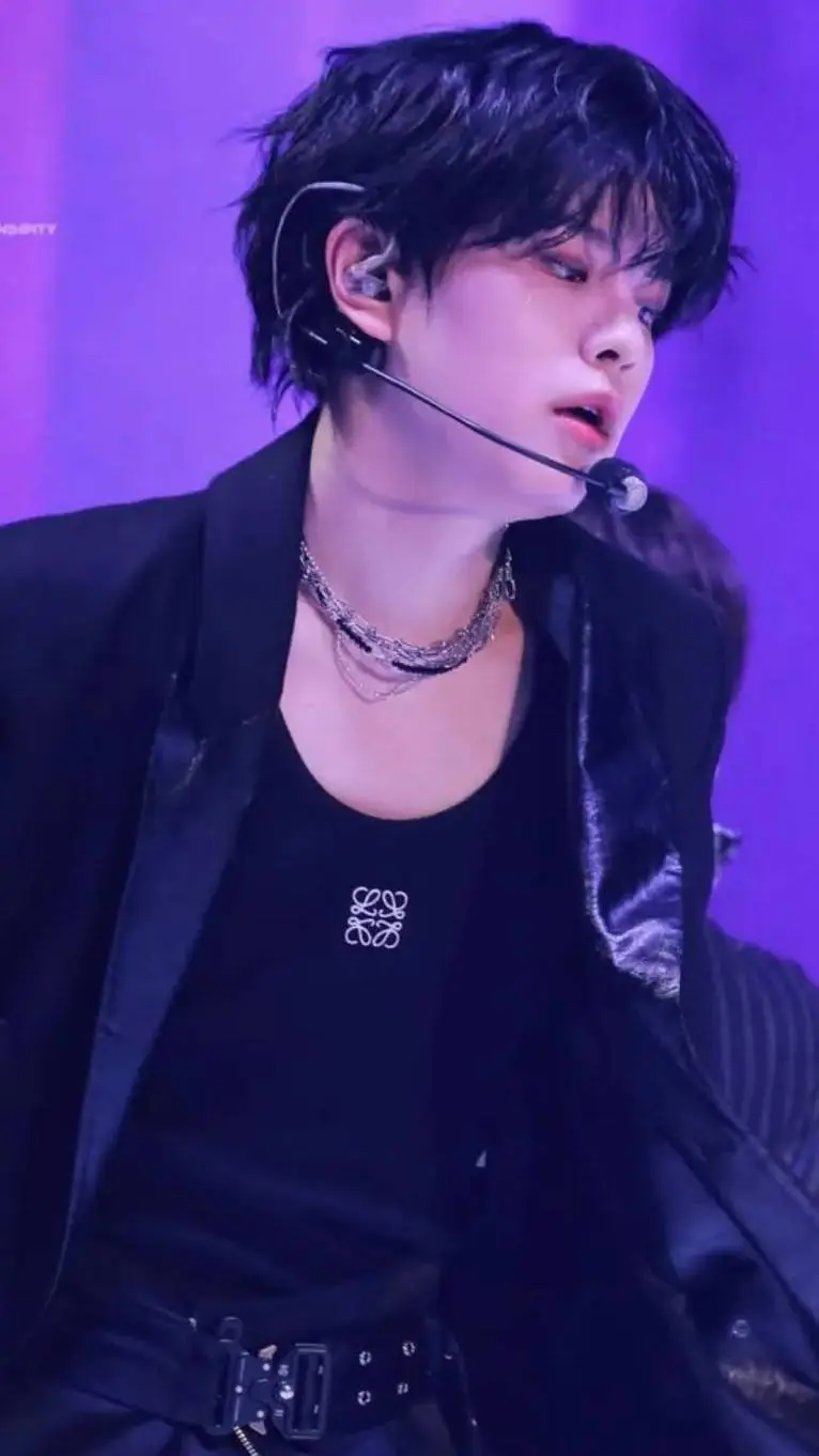 ai character: KIM SEINGMIN ×2 background