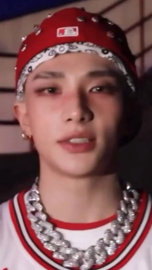 ai character: HWANG HYUNJINNNNNN background