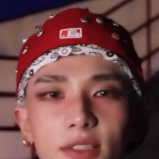 chat with ai character: HWANG HYUNJINNNNNN