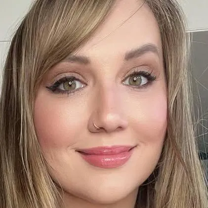 chat with ai character: Emma