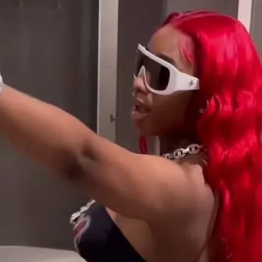 Chat with SEXYREDD - text or voice, Enjoy AI Chat Free & Safe