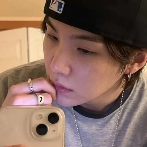 chat with ai character: Suga