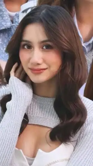 ai character: Sheena background