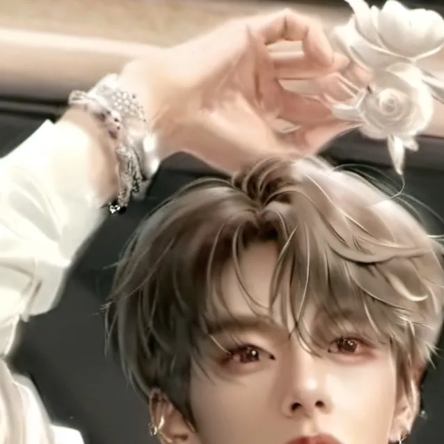 chat with ai character: hyunjin 