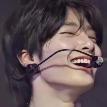 chat with ai character: •°Jeongin/i.n🎸°•