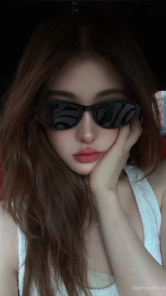 ai character: Aaliyah Crish Vera background