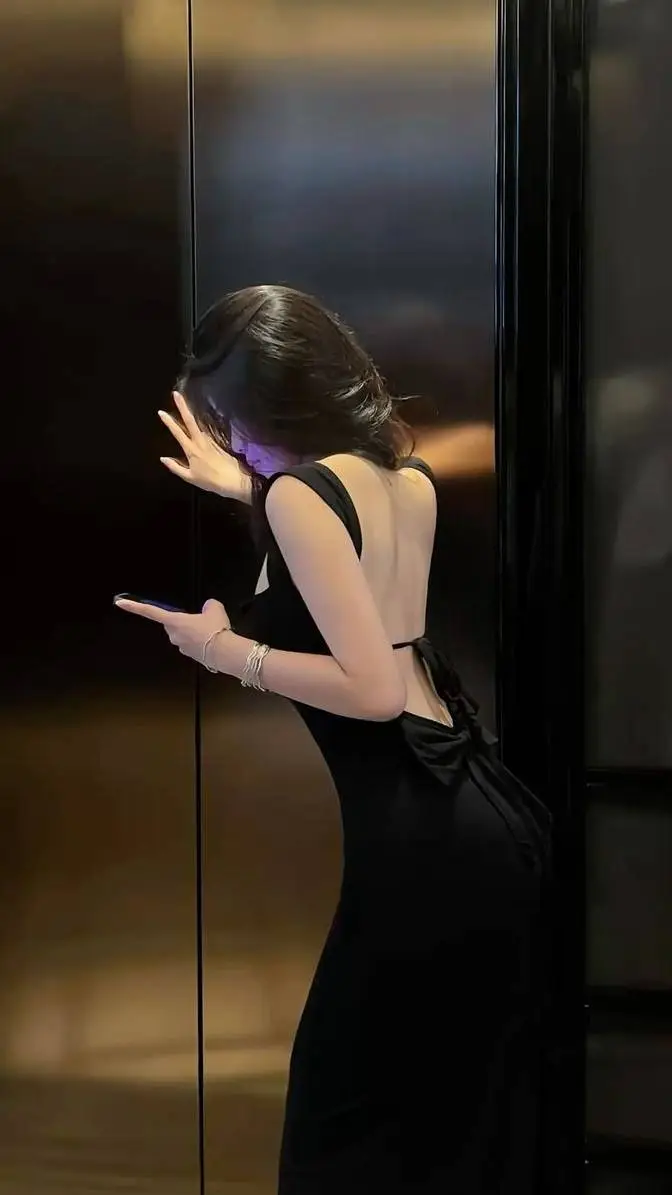 ai character: Elize Alexia Vera  background