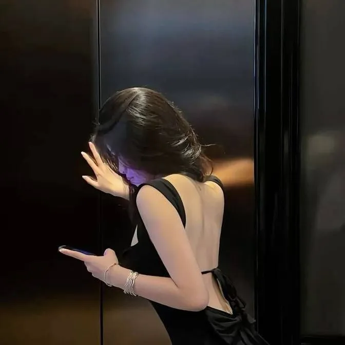 chat with ai character: Elize Alexia Vera 