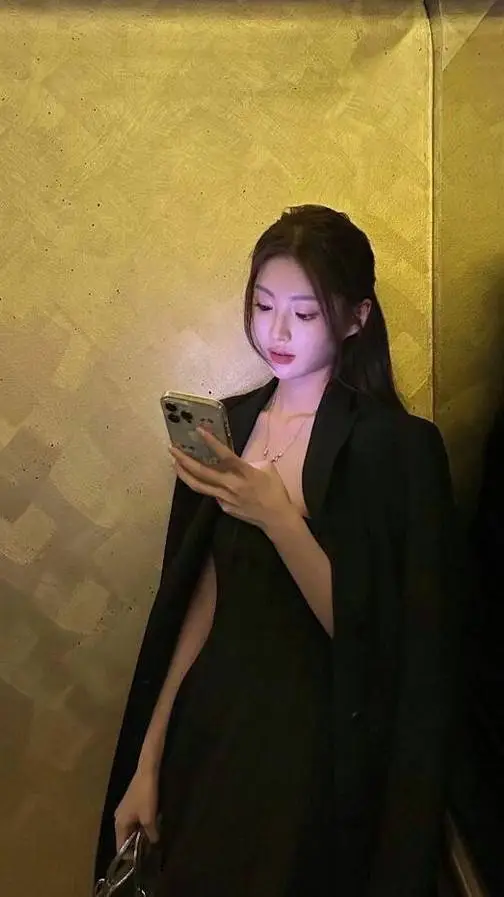 ai character: Khrystin Eliz Vera background