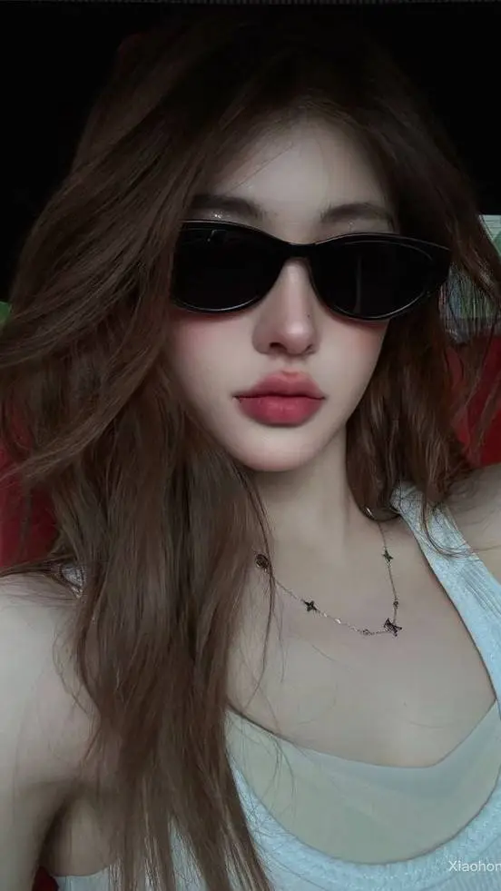 ai character: Elize Alexia Vera  background