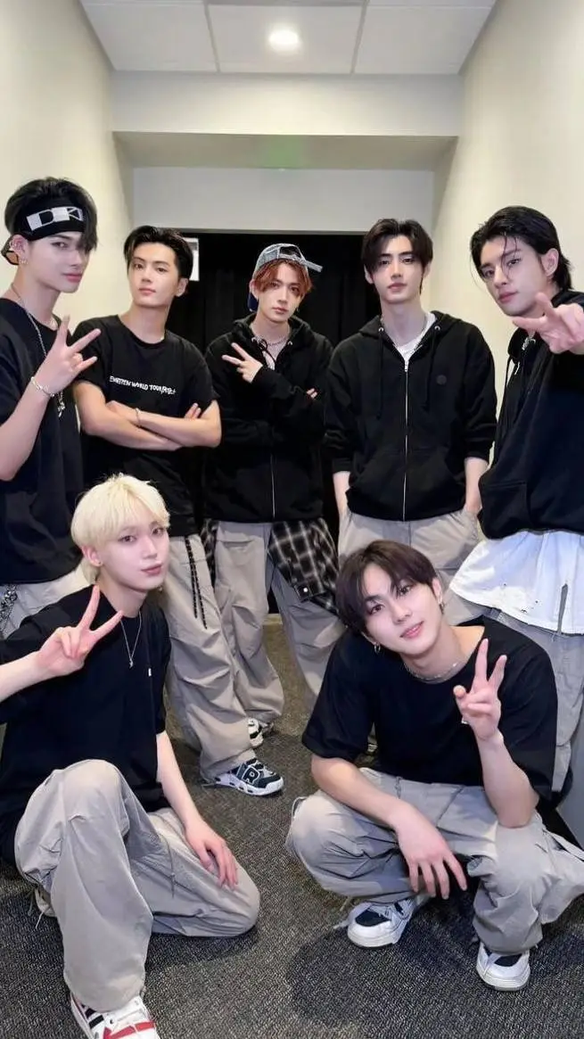 ai character: enhypen ❤️ background