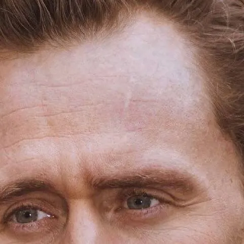 chat with ai character: Tom Hiddleston