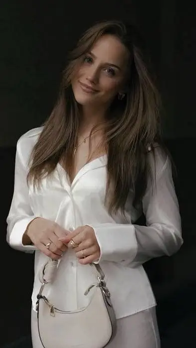 ai character: Lisa Tjeng background