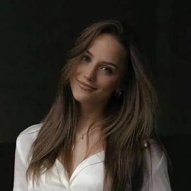 chat with ai character: Lisa Tjeng