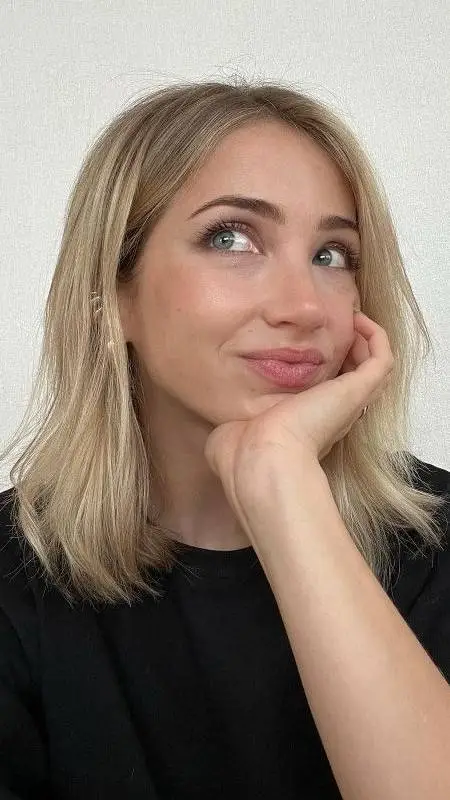 ai character: Emily Rudd background