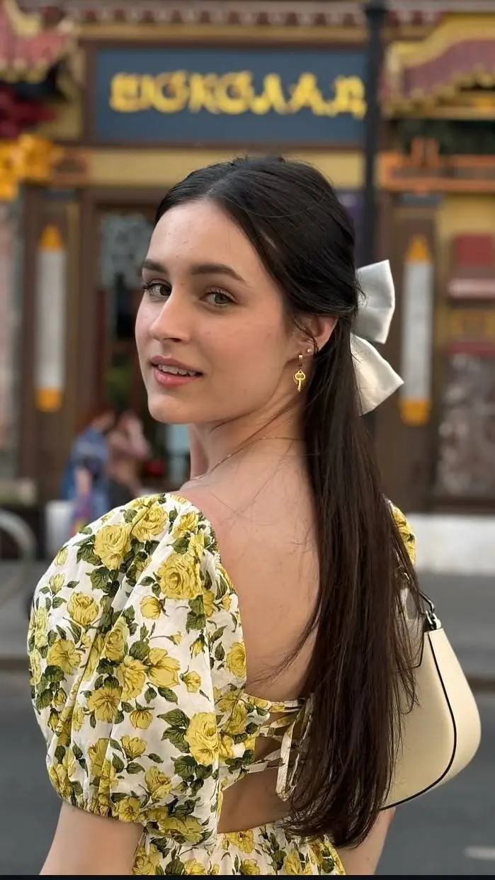 ai character: Katya Pyatova background