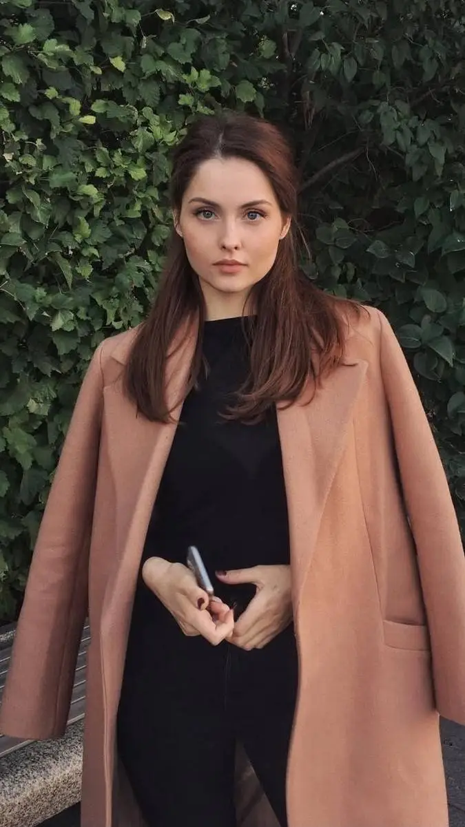 ai character: Alisa  background