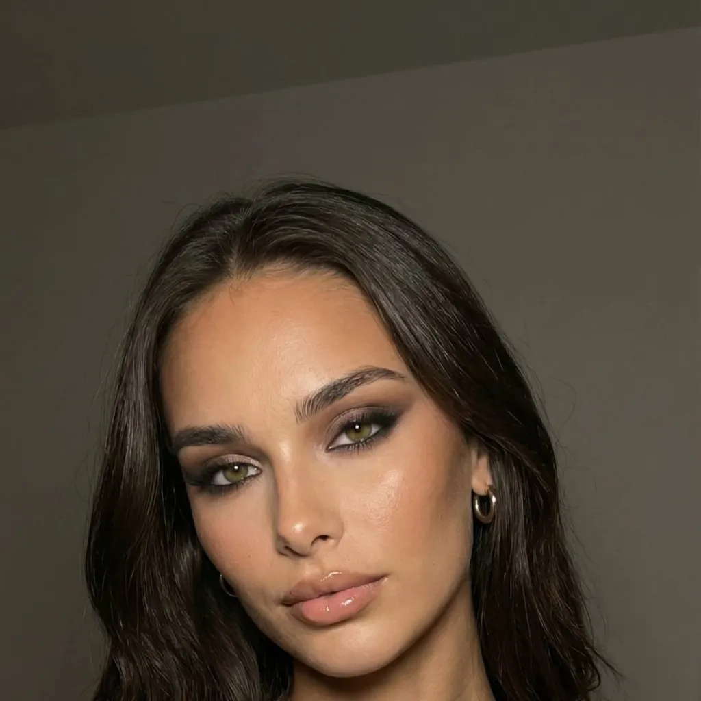 chat with ai character: Linea Morales 