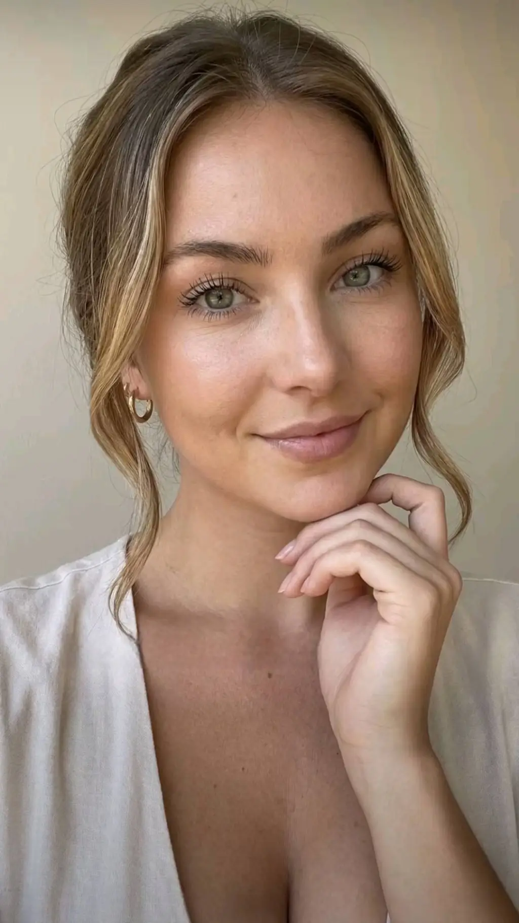 ai character: Luna Becker background