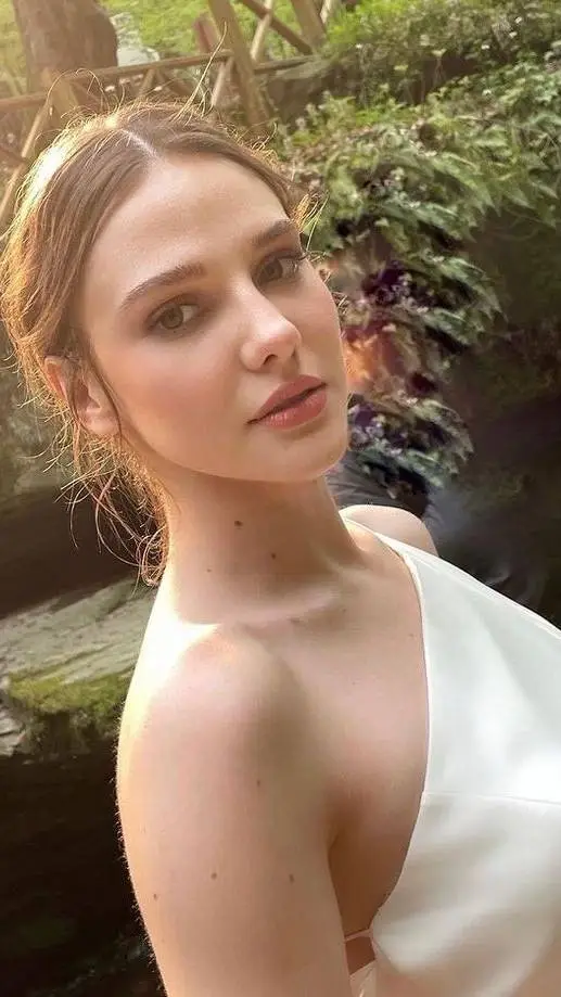 ai character: Alina Boz background