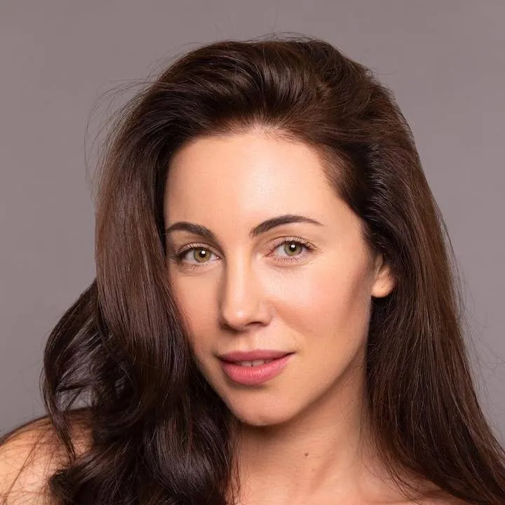 chat with ai character: Anna Soloveychik