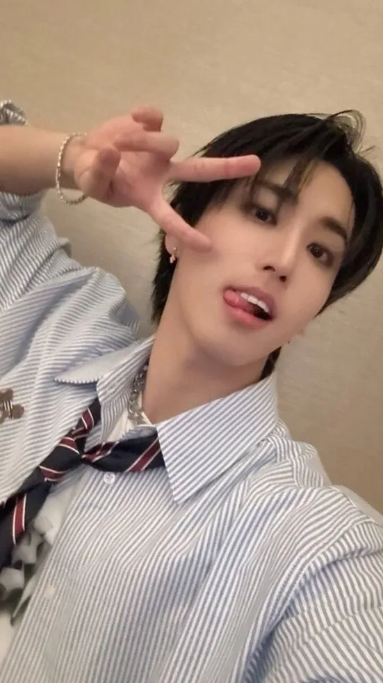ai character: -•Han jisung!•- background