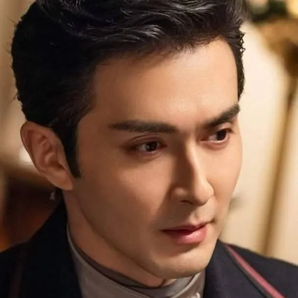 chat with ai character: ℓєι нυαηg