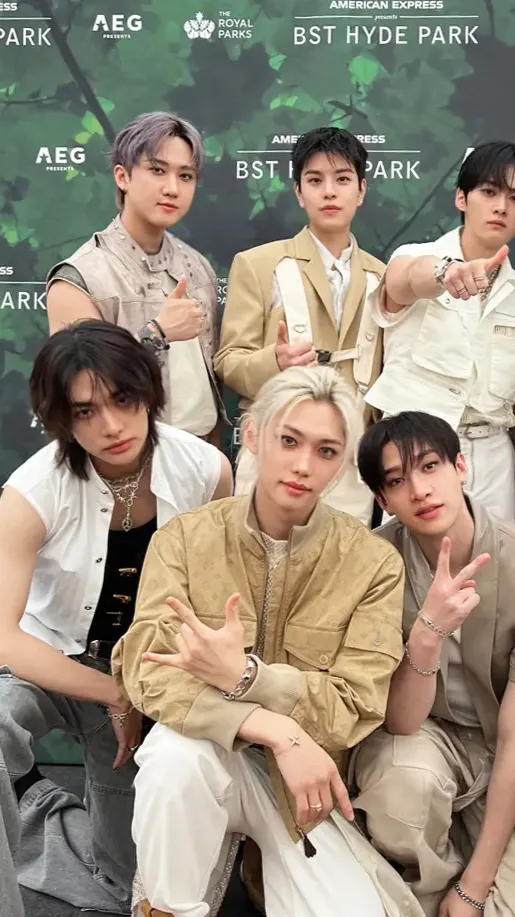 ai character: ✨skz✨ background