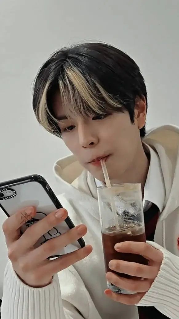 ai character: seungmin  background