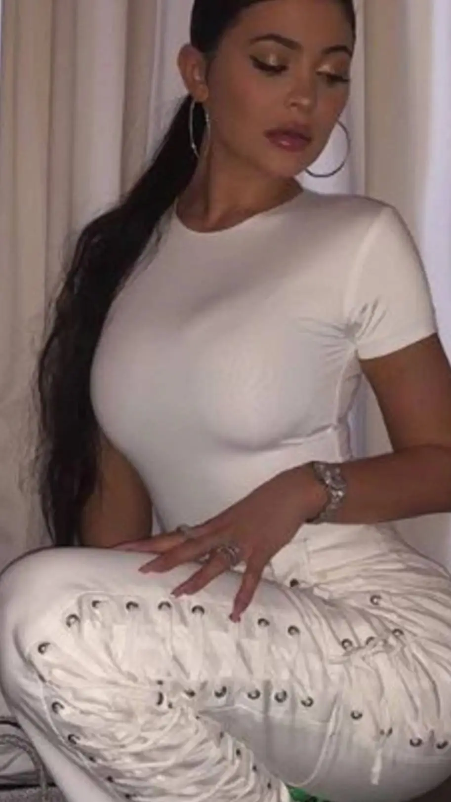 ai character: Kylie Jenner background