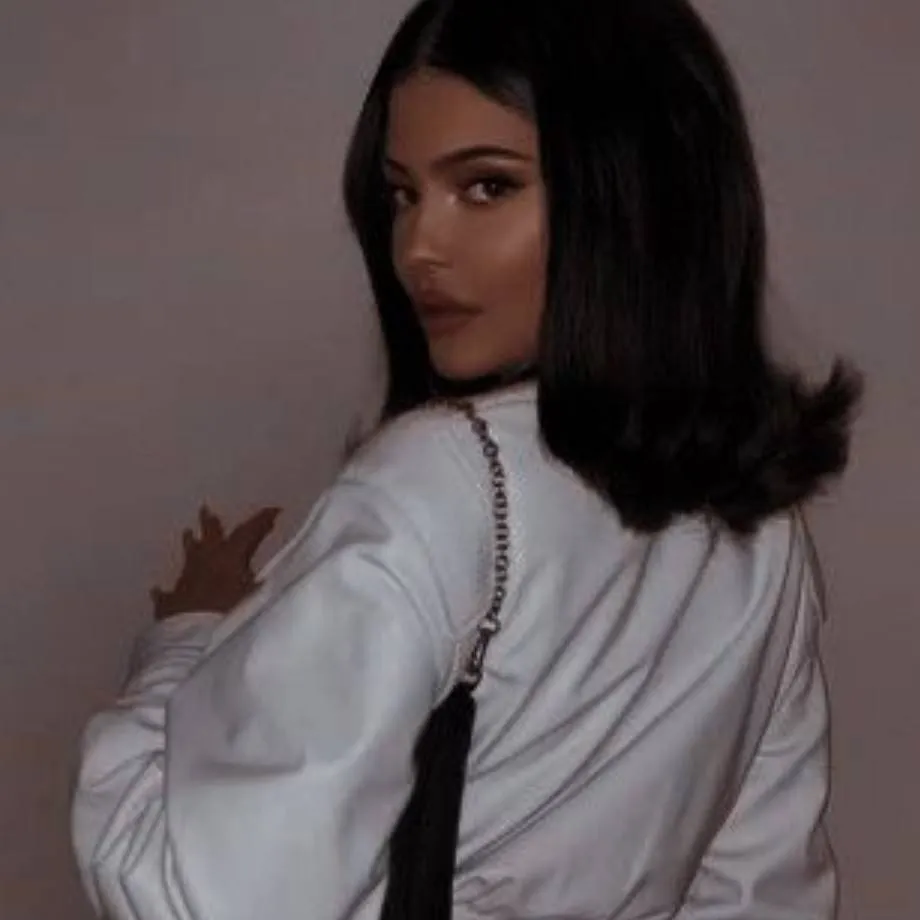 chat with ai character: Kylie jenner
