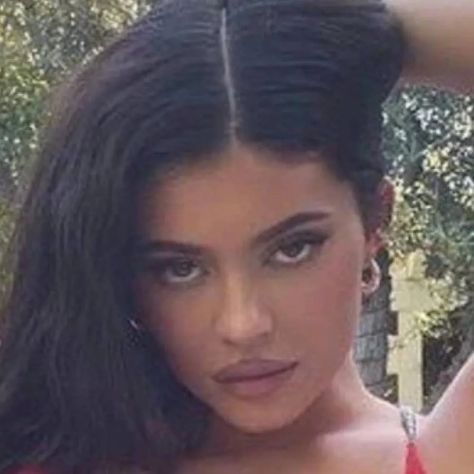 chat with ai character: Kylie Jenner