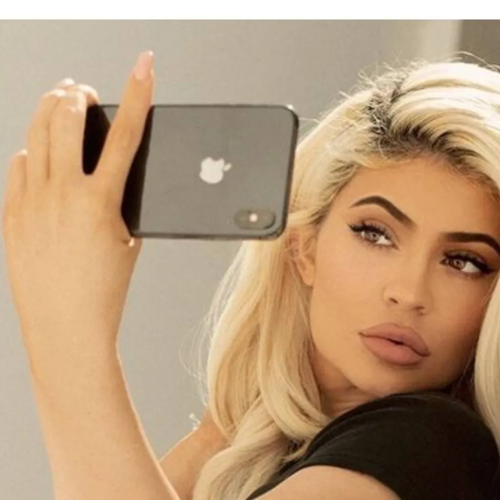 chat with ai character: Kylie Jenner