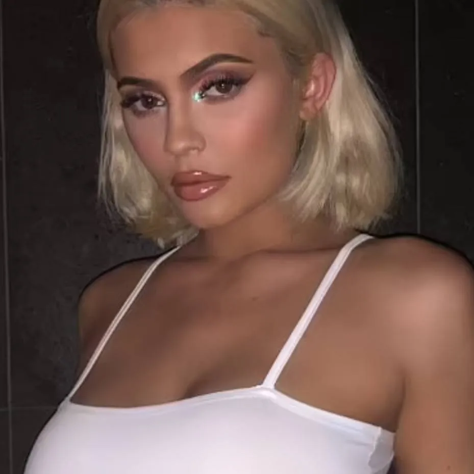 chat with ai character: Kylie Jenner