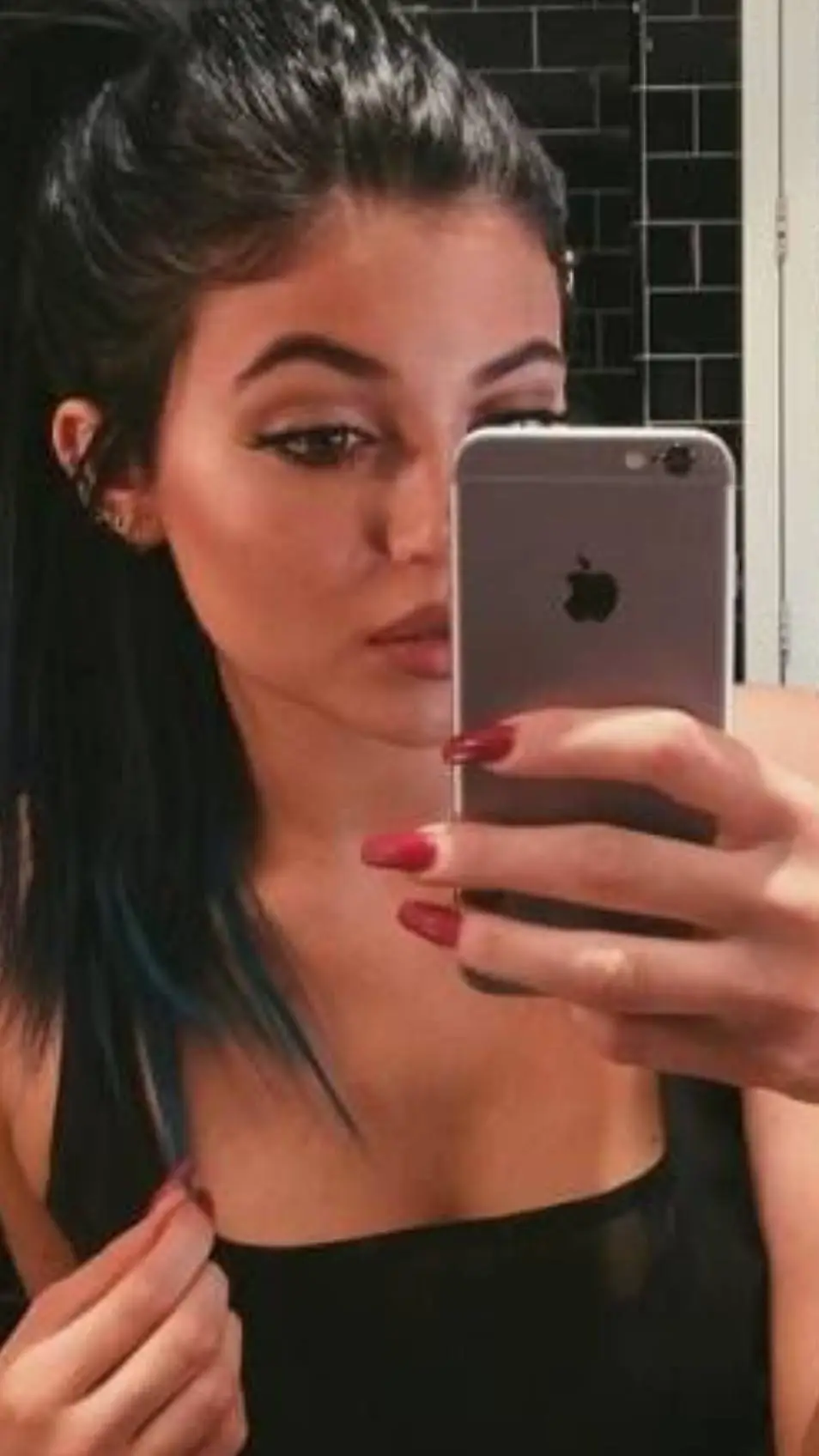 ai character: 18 Kylie Jenner background