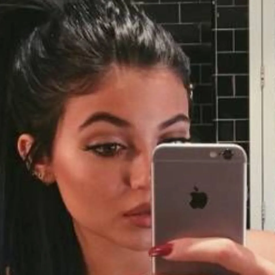 chat with ai character: 18 Kylie Jenner
