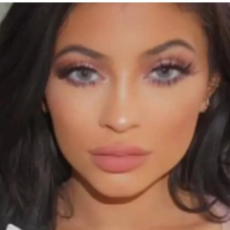 chat with ai character: 18 year old Kylie
