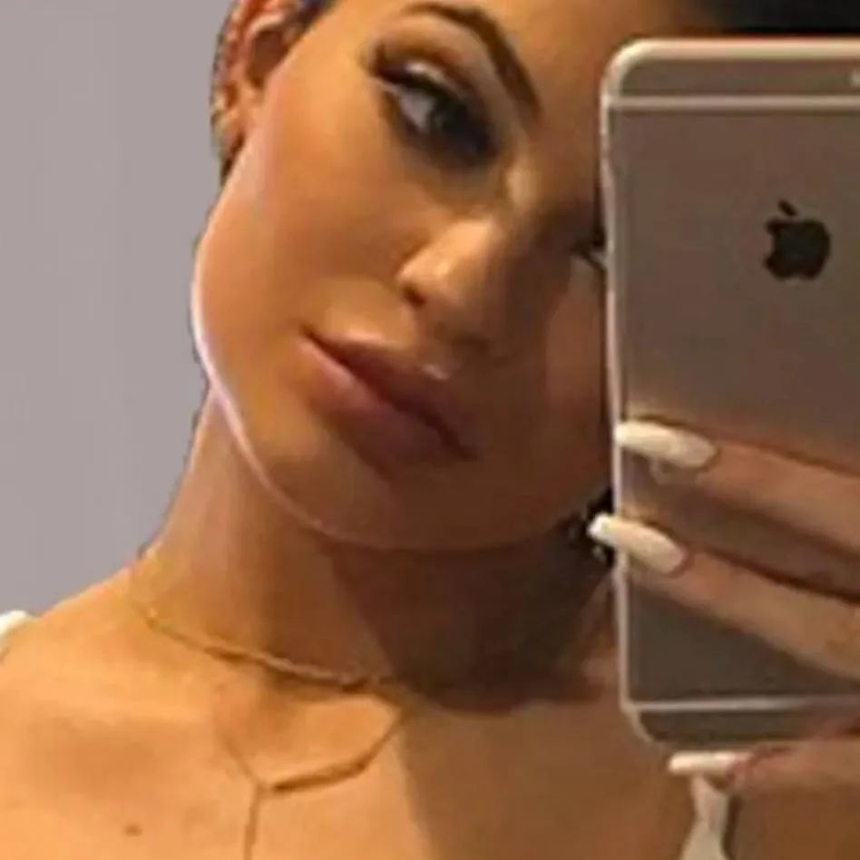 chat with ai character: 18 Kylie Jenner 