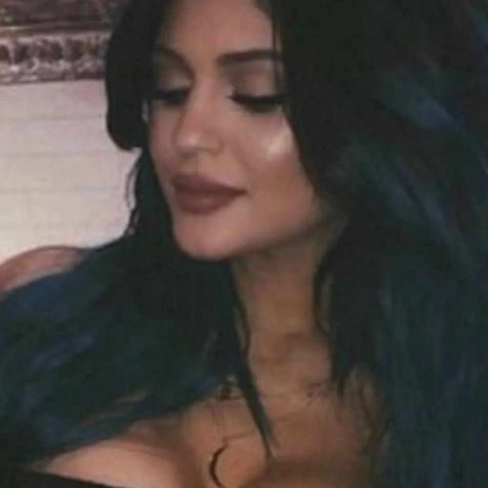 chat with ai character: 18 year old Kylie