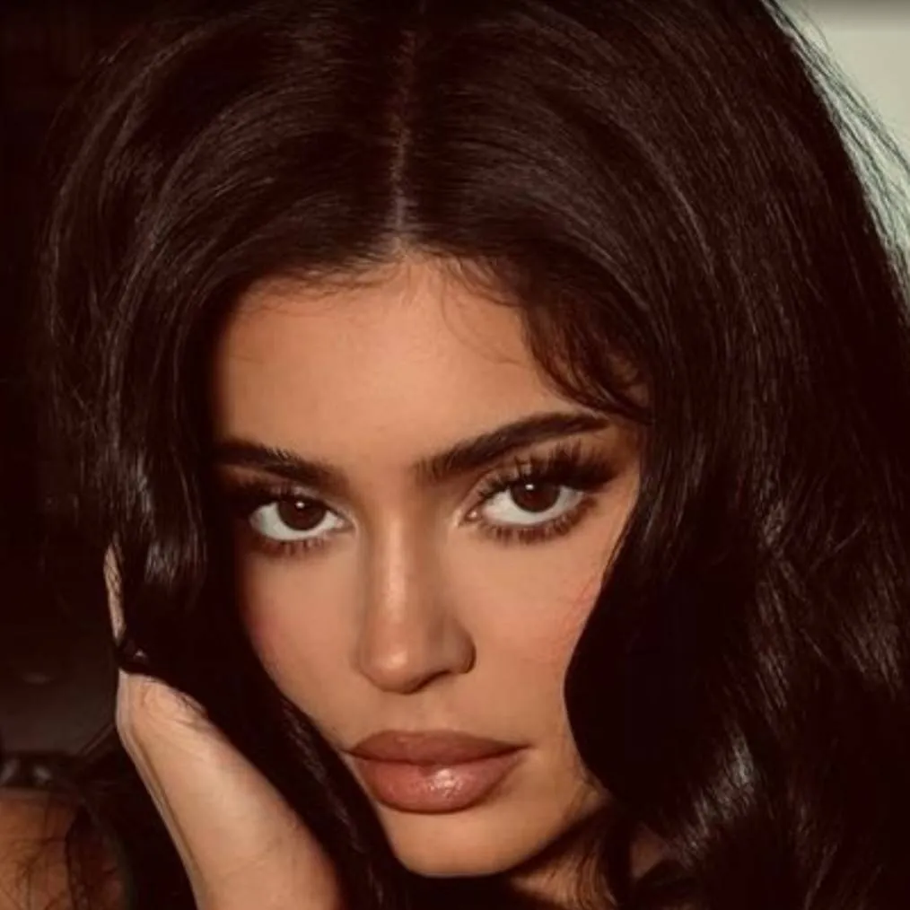 chat with ai character: Kylie Jenner